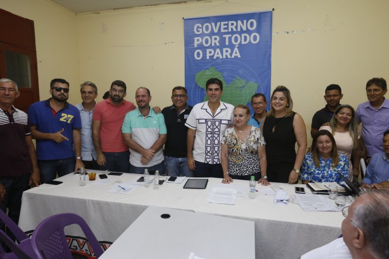 No último dia de ações do Programa Governo Por Todo o Pará em Soure, no Arquipélago do Marajó, neste sábado (10), o governador Helder Barbalho, o vice-governador Lúcio Vale e secretários de Estado se reuniram com prefeitos, vereadores e lideranças locais para encontrar soluções e atender as necessidades da população de seis municípios da região. O encontro foi realizado no Campus da Universidade Federal do Pará (UFPA), com a participação de autoridades de Muaná, Ponta de Pedras, Soure, Salvaterra, Cachoeira do Arari e Santa Cruz do Arari.  <div class='credito_fotos'>Foto: Marcelo Seabra / Ag. Pará   |   <a href='/midias/2019/originais/5285_20190810140854__mg_0432.jpg' download><i class='fa-solid fa-download'></i> Download</a></div>
