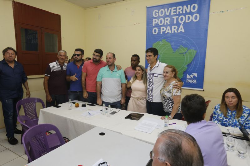 No último dia de ações do Programa Governo Por Todo o Pará em Soure, no Arquipélago do Marajó, neste sábado (10), o governador Helder Barbalho, o vice-governador Lúcio Vale e secretários de Estado se reuniram com prefeitos, vereadores e lideranças locais para encontrar soluções e atender as necessidades da população de seis municípios da região. O encontro foi realizado no Campus da Universidade Federal do Pará (UFPA), com a participação de autoridades de Muaná, Ponta de Pedras, Soure, Salvaterra, Cachoeira do Arari e Santa Cruz do Arari.  <div class='credito_fotos'>Foto: Marcelo Seabra / Ag. Pará   |   <a href='/midias/2019/originais/5285_20190810140927__mg_0435.jpg' download><i class='fa-solid fa-download'></i> Download</a></div>