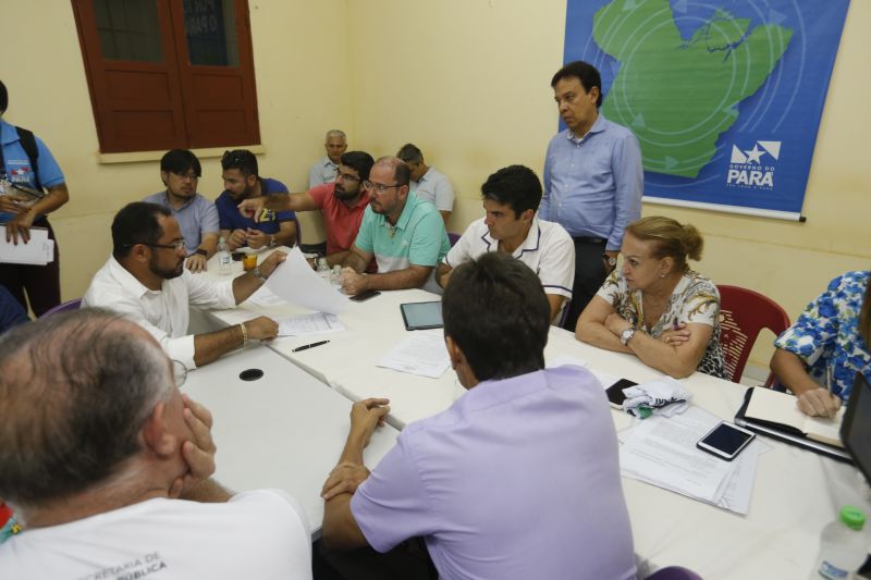 No último dia de ações do Programa Governo Por Todo o Pará em Soure, no Arquipélago do Marajó, neste sábado (10), o governador Helder Barbalho, o vice-governador Lúcio Vale e secretários de Estado se reuniram com prefeitos, vereadores e lideranças locais para encontrar soluções e atender as necessidades da população de seis municípios da região. O encontro foi realizado no Campus da Universidade Federal do Pará (UFPA), com a participação de autoridades de Muaná, Ponta de Pedras, Soure, Salvaterra, Cachoeira do Arari e Santa Cruz do Arari.  <div class='credito_fotos'>Foto: Marcelo Seabra / Ag. Pará   |   <a href='/midias/2019/originais/5285_20190810141327__mg_0439.jpg' download><i class='fa-solid fa-download'></i> Download</a></div>