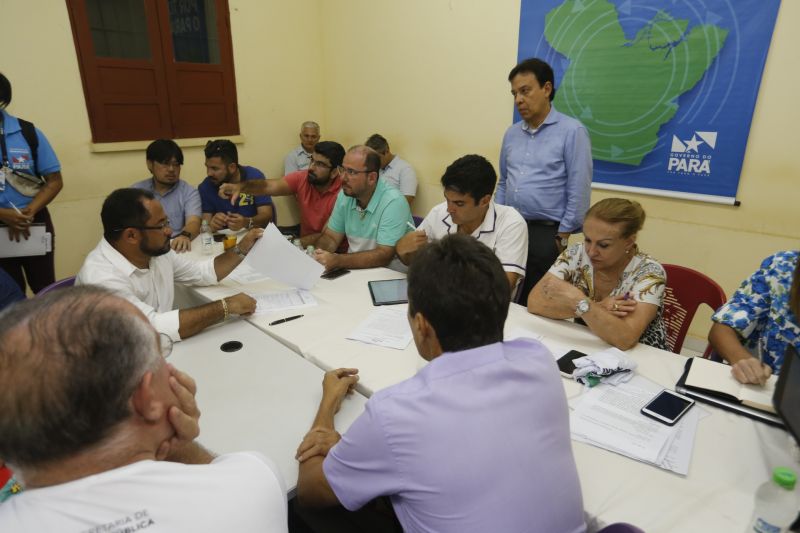 No último dia de ações do Programa Governo Por Todo o Pará em Soure, no Arquipélago do Marajó, neste sábado (10), o governador Helder Barbalho, o vice-governador Lúcio Vale e secretários de Estado se reuniram com prefeitos, vereadores e lideranças locais para encontrar soluções e atender as necessidades da população de seis municípios da região. O encontro foi realizado no Campus da Universidade Federal do Pará (UFPA), com a participação de autoridades de Muaná, Ponta de Pedras, Soure, Salvaterra, Cachoeira do Arari e Santa Cruz do Arari.  <div class='credito_fotos'>Foto: Marcelo Seabra / Ag. Pará   |   <a href='/midias/2019/originais/5285_20190810141327__mg_0440.jpg' download><i class='fa-solid fa-download'></i> Download</a></div>