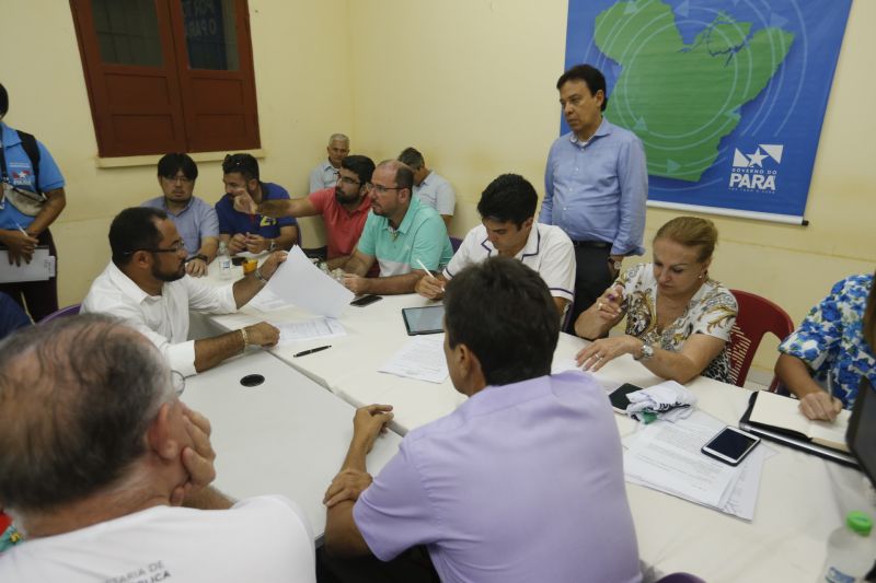 No último dia de ações do Programa Governo Por Todo o Pará em Soure, no Arquipélago do Marajó, neste sábado (10), o governador Helder Barbalho, o vice-governador Lúcio Vale e secretários de Estado se reuniram com prefeitos, vereadores e lideranças locais para encontrar soluções e atender as necessidades da população de seis municípios da região. O encontro foi realizado no Campus da Universidade Federal do Pará (UFPA), com a participação de autoridades de Muaná, Ponta de Pedras, Soure, Salvaterra, Cachoeira do Arari e Santa Cruz do Arari.  <div class='credito_fotos'>Foto: Marcelo Seabra / Ag. Pará   |   <a href='/midias/2019/originais/5285_20190810141327__mg_0441.jpg' download><i class='fa-solid fa-download'></i> Download</a></div>