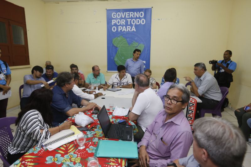 No último dia de ações do Programa Governo Por Todo o Pará em Soure, no Arquipélago do Marajó, neste sábado (10), o governador Helder Barbalho, o vice-governador Lúcio Vale e secretários de Estado se reuniram com prefeitos, vereadores e lideranças locais para encontrar soluções e atender as necessidades da população de seis municípios da região. O encontro foi realizado no Campus da Universidade Federal do Pará (UFPA), com a participação de autoridades de Muaná, Ponta de Pedras, Soure, Salvaterra, Cachoeira do Arari e Santa Cruz do Arari.  <div class='credito_fotos'>Foto: Marcelo Seabra / Ag. Pará   |   <a href='/midias/2019/originais/5285_20190810141338__mg_0442.jpg' download><i class='fa-solid fa-download'></i> Download</a></div>