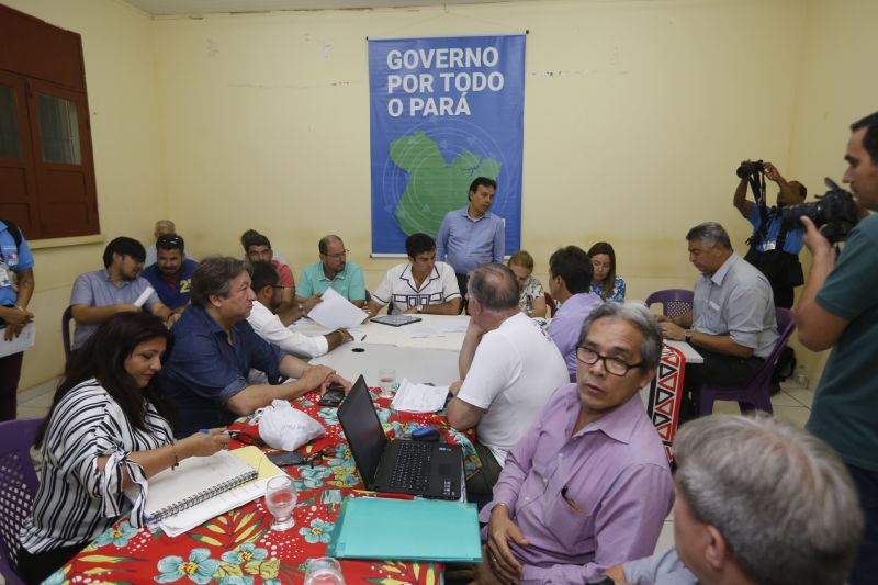 No último dia de ações do Programa Governo Por Todo o Pará em Soure, no Arquipélago do Marajó, neste sábado (10), o governador Helder Barbalho, o vice-governador Lúcio Vale e secretários de Estado se reuniram com prefeitos, vereadores e lideranças locais para encontrar soluções e atender as necessidades da população de seis municípios da região. O encontro foi realizado no Campus da Universidade Federal do Pará (UFPA), com a participação de autoridades de Muaná, Ponta de Pedras, Soure, Salvaterra, Cachoeira do Arari e Santa Cruz do Arari.  <div class='credito_fotos'>Foto: Marcelo Seabra / Ag. Pará   |   <a href='/midias/2019/originais/5285_20190810141338__mg_0443.jpg' download><i class='fa-solid fa-download'></i> Download</a></div>