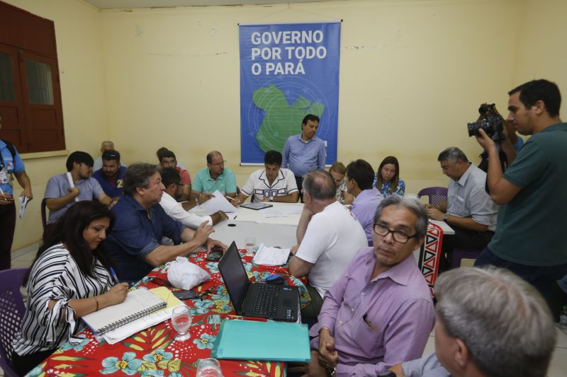 No último dia de ações do Programa Governo Por Todo o Pará em Soure, no Arquipélago do Marajó, neste sábado (10), o governador Helder Barbalho, o vice-governador Lúcio Vale e secretários de Estado se reuniram com prefeitos, vereadores e lideranças locais para encontrar soluções e atender as necessidades da população de seis municípios da região. O encontro foi realizado no Campus da Universidade Federal do Pará (UFPA), com a participação de autoridades de Muaná, Ponta de Pedras, Soure, Salvaterra, Cachoeira do Arari e Santa Cruz do Arari.  <div class='credito_fotos'>Foto: Marcelo Seabra / Ag. Pará   |   <a href='/midias/2019/originais/5285_20190810141339__mg_0444.jpg' download><i class='fa-solid fa-download'></i> Download</a></div>