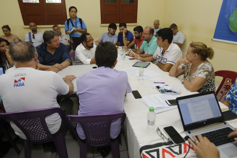 No último dia de ações do Programa Governo Por Todo o Pará em Soure, no Arquipélago do Marajó, neste sábado (10), o governador Helder Barbalho, o vice-governador Lúcio Vale e secretários de Estado se reuniram com prefeitos, vereadores e lideranças locais para encontrar soluções e atender as necessidades da população de seis municípios da região. O encontro foi realizado no Campus da Universidade Federal do Pará (UFPA), com a participação de autoridades de Muaná, Ponta de Pedras, Soure, Salvaterra, Cachoeira do Arari e Santa Cruz do Arari.  <div class='credito_fotos'>Foto: Marcelo Seabra / Ag. Pará   |   <a href='/midias/2019/originais/5285_20190810141419__mg_0446.jpg' download><i class='fa-solid fa-download'></i> Download</a></div>