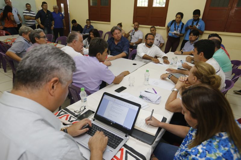 No último dia de ações do Programa Governo Por Todo o Pará em Soure, no Arquipélago do Marajó, neste sábado (10), o governador Helder Barbalho, o vice-governador Lúcio Vale e secretários de Estado se reuniram com prefeitos, vereadores e lideranças locais para encontrar soluções e atender as necessidades da população de seis municípios da região. O encontro foi realizado no Campus da Universidade Federal do Pará (UFPA), com a participação de autoridades de Muaná, Ponta de Pedras, Soure, Salvaterra, Cachoeira do Arari e Santa Cruz do Arari.  <div class='credito_fotos'>Foto: Marcelo Seabra / Ag. Pará   |   <a href='/midias/2019/originais/5285_20190810141543__mg_0449.jpg' download><i class='fa-solid fa-download'></i> Download</a></div>