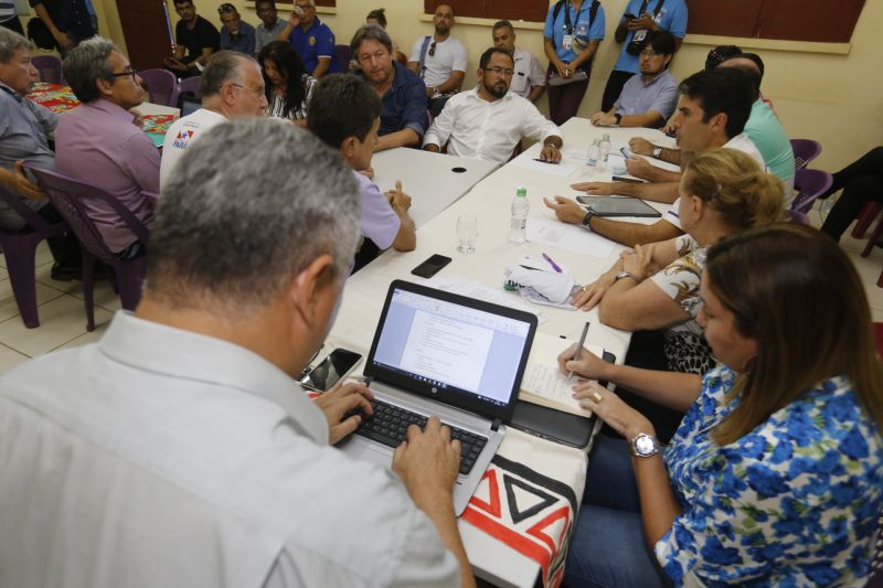 No último dia de ações do Programa Governo Por Todo o Pará em Soure, no Arquipélago do Marajó, neste sábado (10), o governador Helder Barbalho, o vice-governador Lúcio Vale e secretários de Estado se reuniram com prefeitos, vereadores e lideranças locais para encontrar soluções e atender as necessidades da população de seis municípios da região. O encontro foi realizado no Campus da Universidade Federal do Pará (UFPA), com a participação de autoridades de Muaná, Ponta de Pedras, Soure, Salvaterra, Cachoeira do Arari e Santa Cruz do Arari.  <div class='credito_fotos'>Foto: Marcelo Seabra / Ag. Pará   |   <a href='/midias/2019/originais/5285_20190810141559__mg_0451.jpg' download><i class='fa-solid fa-download'></i> Download</a></div>