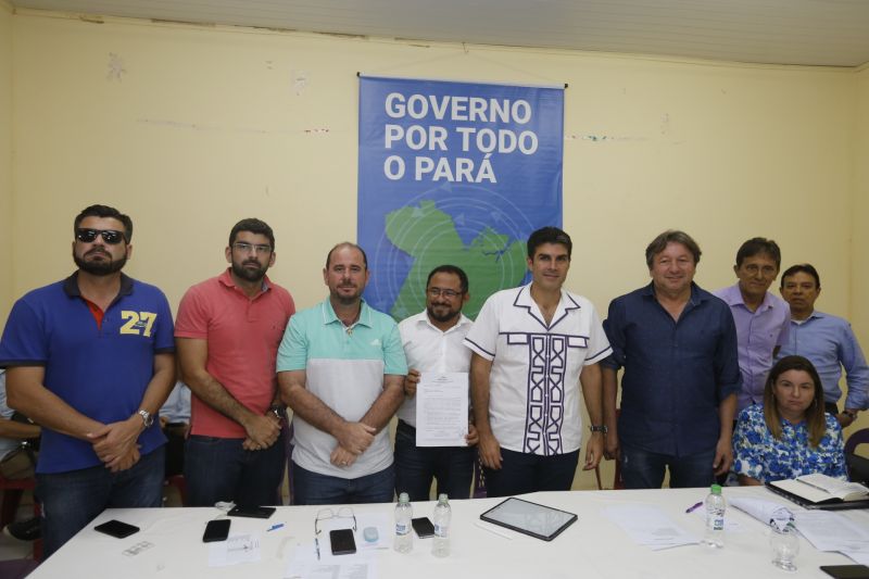 No último dia de ações do Programa Governo Por Todo o Pará em Soure, no Arquipélago do Marajó, neste sábado (10), o governador Helder Barbalho, o vice-governador Lúcio Vale e secretários de Estado se reuniram com prefeitos, vereadores e lideranças locais para encontrar soluções e atender as necessidades da população de seis municípios da região. O encontro foi realizado no Campus da Universidade Federal do Pará (UFPA), com a participação de autoridades de Muaná, Ponta de Pedras, Soure, Salvaterra, Cachoeira do Arari e Santa Cruz do Arari.  <div class='credito_fotos'>Foto: Marcelo Seabra / Ag. Pará   |   <a href='/midias/2019/originais/5285_20190810141857__mg_0455.jpg' download><i class='fa-solid fa-download'></i> Download</a></div>