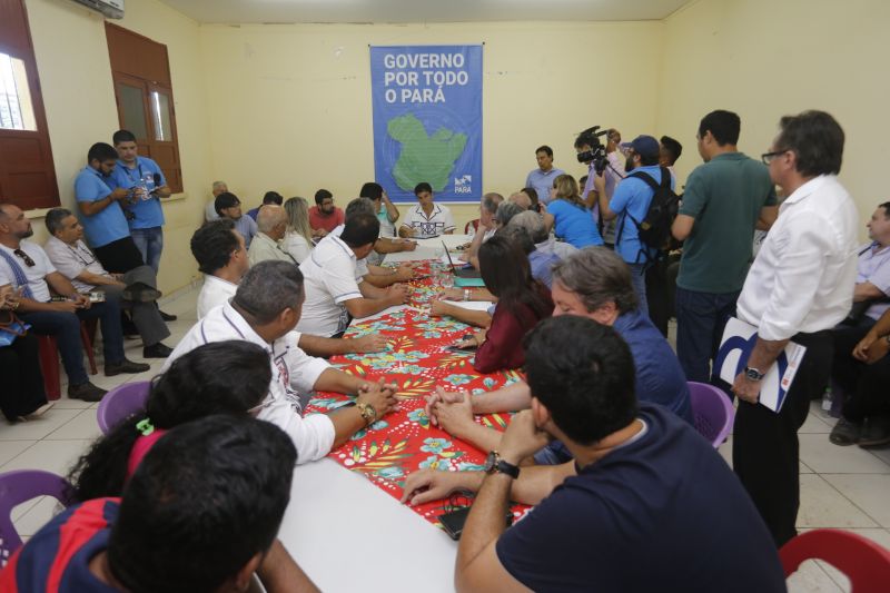 No último dia de ações do Programa Governo Por Todo o Pará em Soure, no Arquipélago do Marajó, neste sábado (10), o governador Helder Barbalho, o vice-governador Lúcio Vale e secretários de Estado se reuniram com prefeitos, vereadores e lideranças locais para encontrar soluções e atender as necessidades da população de seis municípios da região. O encontro foi realizado no Campus da Universidade Federal do Pará (UFPA), com a participação de autoridades de Muaná, Ponta de Pedras, Soure, Salvaterra, Cachoeira do Arari e Santa Cruz do Arari.  <div class='credito_fotos'>Foto: Marcelo Seabra / Ag. Pará   |   <a href='/midias/2019/originais/5285_20190810142159__mg_0460.jpg' download><i class='fa-solid fa-download'></i> Download</a></div>