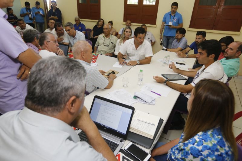 No último dia de ações do Programa Governo Por Todo o Pará em Soure, no Arquipélago do Marajó, neste sábado (10), o governador Helder Barbalho, o vice-governador Lúcio Vale e secretários de Estado se reuniram com prefeitos, vereadores e lideranças locais para encontrar soluções e atender as necessidades da população de seis municípios da região. O encontro foi realizado no Campus da Universidade Federal do Pará (UFPA), com a participação de autoridades de Muaná, Ponta de Pedras, Soure, Salvaterra, Cachoeira do Arari e Santa Cruz do Arari.  <div class='credito_fotos'>Foto: Marcelo Seabra / Ag. Pará   |   <a href='/midias/2019/originais/5285_20190810142316__mg_0466.jpg' download><i class='fa-solid fa-download'></i> Download</a></div>