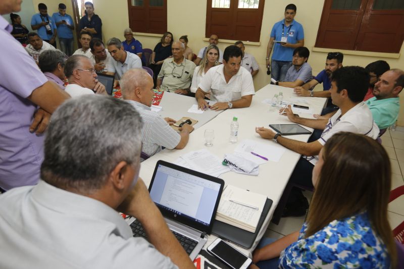 No último dia de ações do Programa Governo Por Todo o Pará em Soure, no Arquipélago do Marajó, neste sábado (10), o governador Helder Barbalho, o vice-governador Lúcio Vale e secretários de Estado se reuniram com prefeitos, vereadores e lideranças locais para encontrar soluções e atender as necessidades da população de seis municípios da região. O encontro foi realizado no Campus da Universidade Federal do Pará (UFPA), com a participação de autoridades de Muaná, Ponta de Pedras, Soure, Salvaterra, Cachoeira do Arari e Santa Cruz do Arari.  <div class='credito_fotos'>Foto: Marcelo Seabra / Ag. Pará   |   <a href='/midias/2019/originais/5285_20190810142316__mg_0467.jpg' download><i class='fa-solid fa-download'></i> Download</a></div>