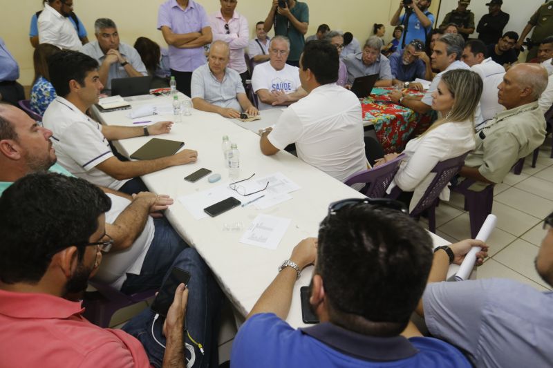 No último dia de ações do Programa Governo Por Todo o Pará em Soure, no Arquipélago do Marajó, neste sábado (10), o governador Helder Barbalho, o vice-governador Lúcio Vale e secretários de Estado se reuniram com prefeitos, vereadores e lideranças locais para encontrar soluções e atender as necessidades da população de seis municípios da região. O encontro foi realizado no Campus da Universidade Federal do Pará (UFPA), com a participação de autoridades de Muaná, Ponta de Pedras, Soure, Salvaterra, Cachoeira do Arari e Santa Cruz do Arari.  <div class='credito_fotos'>Foto: Marcelo Seabra / Ag. Pará   |   <a href='/midias/2019/originais/5285_20190810142337__mg_0469.jpg' download><i class='fa-solid fa-download'></i> Download</a></div>