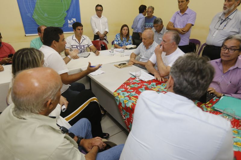 No último dia de ações do Programa Governo Por Todo o Pará em Soure, no Arquipélago do Marajó, neste sábado (10), o governador Helder Barbalho, o vice-governador Lúcio Vale e secretários de Estado se reuniram com prefeitos, vereadores e lideranças locais para encontrar soluções e atender as necessidades da população de seis municípios da região. O encontro foi realizado no Campus da Universidade Federal do Pará (UFPA), com a participação de autoridades de Muaná, Ponta de Pedras, Soure, Salvaterra, Cachoeira do Arari e Santa Cruz do Arari.  <div class='credito_fotos'>Foto: Marcelo Seabra / Ag. Pará   |   <a href='/midias/2019/originais/5285_20190810142703__mg_0473.jpg' download><i class='fa-solid fa-download'></i> Download</a></div>
