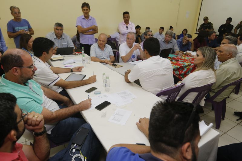 No último dia de ações do Programa Governo Por Todo o Pará em Soure, no Arquipélago do Marajó, neste sábado (10), o governador Helder Barbalho, o vice-governador Lúcio Vale e secretários de Estado se reuniram com prefeitos, vereadores e lideranças locais para encontrar soluções e atender as necessidades da população de seis municípios da região. O encontro foi realizado no Campus da Universidade Federal do Pará (UFPA), com a participação de autoridades de Muaná, Ponta de Pedras, Soure, Salvaterra, Cachoeira do Arari e Santa Cruz do Arari.  <div class='credito_fotos'>Foto: Marcelo Seabra / Ag. Pará   |   <a href='/midias/2019/originais/5285_20190810142755__mg_0475.jpg' download><i class='fa-solid fa-download'></i> Download</a></div>