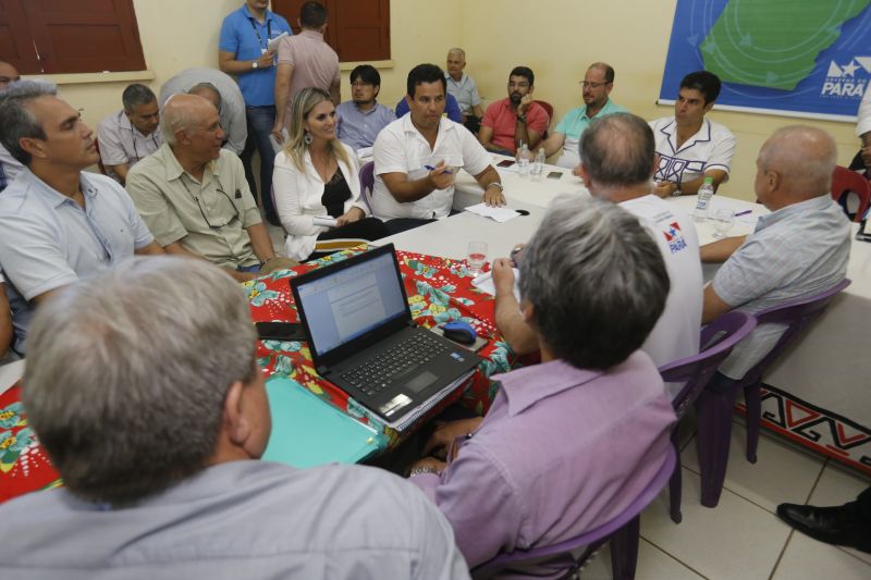 No último dia de ações do Programa Governo Por Todo o Pará em Soure, no Arquipélago do Marajó, neste sábado (10), o governador Helder Barbalho, o vice-governador Lúcio Vale e secretários de Estado se reuniram com prefeitos, vereadores e lideranças locais para encontrar soluções e atender as necessidades da população de seis municípios da região. O encontro foi realizado no Campus da Universidade Federal do Pará (UFPA), com a participação de autoridades de Muaná, Ponta de Pedras, Soure, Salvaterra, Cachoeira do Arari e Santa Cruz do Arari.  <div class='credito_fotos'>Foto: Marcelo Seabra / Ag. Pará   |   <a href='/midias/2019/originais/5285_20190810142859__mg_0479.jpg' download><i class='fa-solid fa-download'></i> Download</a></div>