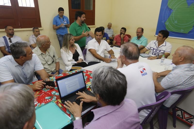 No último dia de ações do Programa Governo Por Todo o Pará em Soure, no Arquipélago do Marajó, neste sábado (10), o governador Helder Barbalho, o vice-governador Lúcio Vale e secretários de Estado se reuniram com prefeitos, vereadores e lideranças locais para encontrar soluções e atender as necessidades da população de seis municípios da região. O encontro foi realizado no Campus da Universidade Federal do Pará (UFPA), com a participação de autoridades de Muaná, Ponta de Pedras, Soure, Salvaterra, Cachoeira do Arari e Santa Cruz do Arari.  <div class='credito_fotos'>Foto: Marcelo Seabra / Ag. Pará   |   <a href='/midias/2019/originais/5285_20190810142957__mg_0480.jpg' download><i class='fa-solid fa-download'></i> Download</a></div>