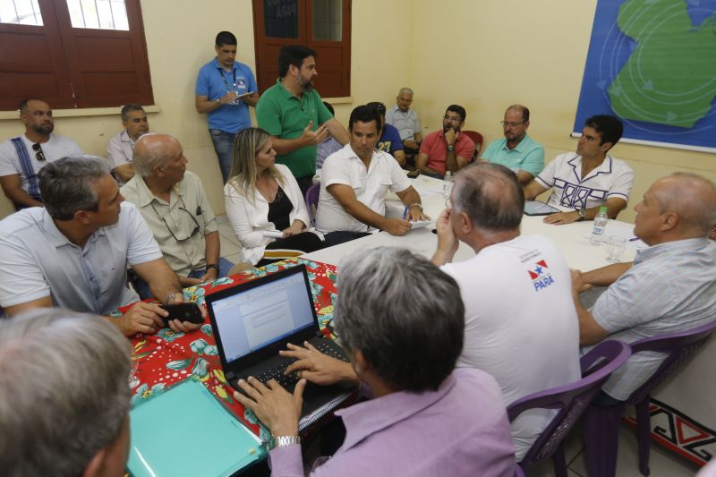 No último dia de ações do Programa Governo Por Todo o Pará em Soure, no Arquipélago do Marajó, neste sábado (10), o governador Helder Barbalho, o vice-governador Lúcio Vale e secretários de Estado se reuniram com prefeitos, vereadores e lideranças locais para encontrar soluções e atender as necessidades da população de seis municípios da região. O encontro foi realizado no Campus da Universidade Federal do Pará (UFPA), com a participação de autoridades de Muaná, Ponta de Pedras, Soure, Salvaterra, Cachoeira do Arari e Santa Cruz do Arari.  <div class='credito_fotos'>Foto: Marcelo Seabra / Ag. Pará   |   <a href='/midias/2019/originais/5285_20190810142957__mg_0481.jpg' download><i class='fa-solid fa-download'></i> Download</a></div>