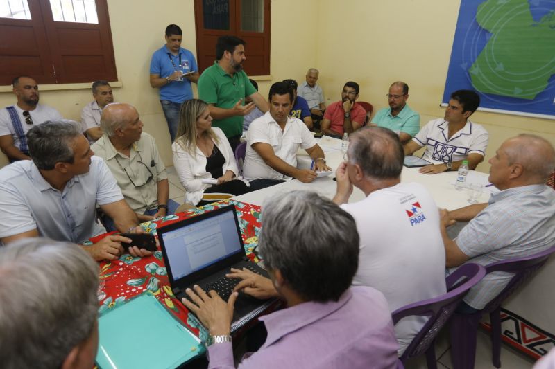 No último dia de ações do Programa Governo Por Todo o Pará em Soure, no Arquipélago do Marajó, neste sábado (10), o governador Helder Barbalho, o vice-governador Lúcio Vale e secretários de Estado se reuniram com prefeitos, vereadores e lideranças locais para encontrar soluções e atender as necessidades da população de seis municípios da região. O encontro foi realizado no Campus da Universidade Federal do Pará (UFPA), com a participação de autoridades de Muaná, Ponta de Pedras, Soure, Salvaterra, Cachoeira do Arari e Santa Cruz do Arari.  <div class='credito_fotos'>Foto: Marcelo Seabra / Ag. Pará   |   <a href='/midias/2019/originais/5285_20190810142957__mg_0482.jpg' download><i class='fa-solid fa-download'></i> Download</a></div>