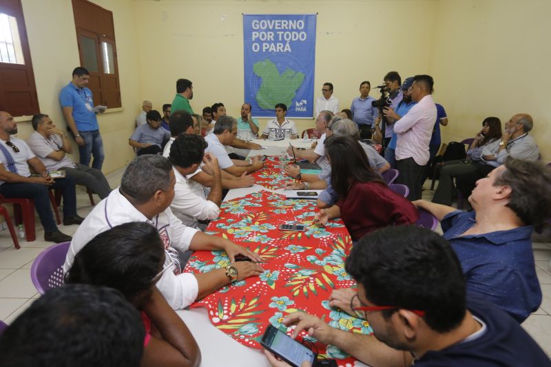No último dia de ações do Programa Governo Por Todo o Pará em Soure, no Arquipélago do Marajó, neste sábado (10), o governador Helder Barbalho, o vice-governador Lúcio Vale e secretários de Estado se reuniram com prefeitos, vereadores e lideranças locais para encontrar soluções e atender as necessidades da população de seis municípios da região. O encontro foi realizado no Campus da Universidade Federal do Pará (UFPA), com a participação de autoridades de Muaná, Ponta de Pedras, Soure, Salvaterra, Cachoeira do Arari e Santa Cruz do Arari.  <div class='credito_fotos'>Foto: Marcelo Seabra / Ag. Pará   |   <a href='/midias/2019/originais/5285_20190810143059__mg_0483.jpg' download><i class='fa-solid fa-download'></i> Download</a></div>