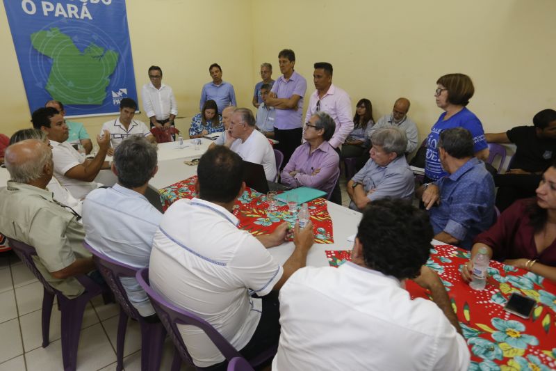 No último dia de ações do Programa Governo Por Todo o Pará em Soure, no Arquipélago do Marajó, neste sábado (10), o governador Helder Barbalho, o vice-governador Lúcio Vale e secretários de Estado se reuniram com prefeitos, vereadores e lideranças locais para encontrar soluções e atender as necessidades da população de seis municípios da região. O encontro foi realizado no Campus da Universidade Federal do Pará (UFPA), com a participação de autoridades de Muaná, Ponta de Pedras, Soure, Salvaterra, Cachoeira do Arari e Santa Cruz do Arari.  <div class='credito_fotos'>Foto: Marcelo Seabra / Ag. Pará   |   <a href='/midias/2019/originais/5285_20190810143240__mg_0485.jpg' download><i class='fa-solid fa-download'></i> Download</a></div>