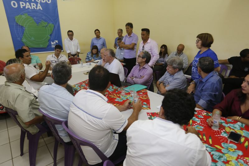 No último dia de ações do Programa Governo Por Todo o Pará em Soure, no Arquipélago do Marajó, neste sábado (10), o governador Helder Barbalho, o vice-governador Lúcio Vale e secretários de Estado se reuniram com prefeitos, vereadores e lideranças locais para encontrar soluções e atender as necessidades da população de seis municípios da região. O encontro foi realizado no Campus da Universidade Federal do Pará (UFPA), com a participação de autoridades de Muaná, Ponta de Pedras, Soure, Salvaterra, Cachoeira do Arari e Santa Cruz do Arari.  <div class='credito_fotos'>Foto: Marcelo Seabra / Ag. Pará   |   <a href='/midias/2019/originais/5285_20190810143240__mg_0486.jpg' download><i class='fa-solid fa-download'></i> Download</a></div>