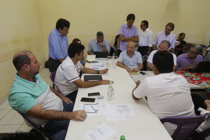 No último dia de ações do Programa Governo Por Todo o Pará em Soure, no Arquipélago do Marajó, neste sábado (10), o governador Helder Barbalho, o vice-governador Lúcio Vale e secretários de Estado se reuniram com prefeitos, vereadores e lideranças locais para encontrar soluções e atender as necessidades da população de seis municípios da região. O encontro foi realizado no Campus da Universidade Federal do Pará (UFPA), com a participação de autoridades de Muaná, Ponta de Pedras, Soure, Salvaterra, Cachoeira do Arari e Santa Cruz do Arari.  <div class='credito_fotos'>Foto: Marcelo Seabra / Ag. Pará   |   <a href='/midias/2019/originais/5285_20190810144257__mg_0489.jpg' download><i class='fa-solid fa-download'></i> Download</a></div>