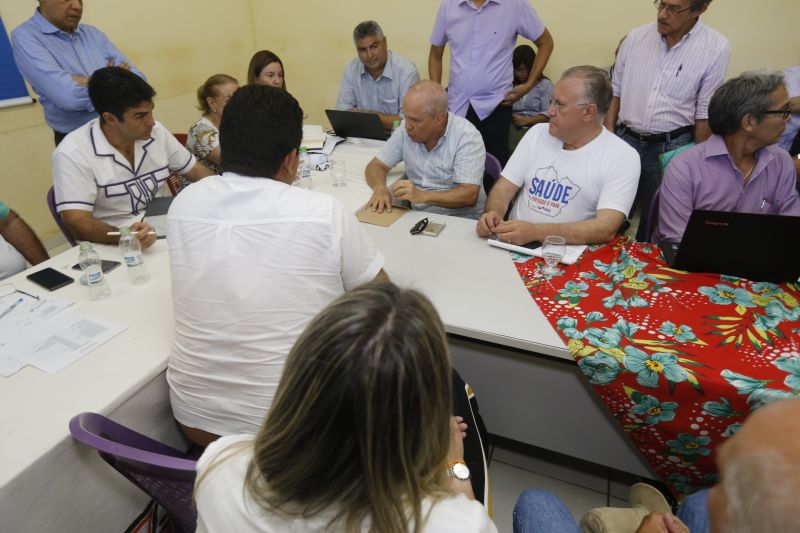 No último dia de ações do Programa Governo Por Todo o Pará em Soure, no Arquipélago do Marajó, neste sábado (10), o governador Helder Barbalho, o vice-governador Lúcio Vale e secretários de Estado se reuniram com prefeitos, vereadores e lideranças locais para encontrar soluções e atender as necessidades da população de seis municípios da região. O encontro foi realizado no Campus da Universidade Federal do Pará (UFPA), com a participação de autoridades de Muaná, Ponta de Pedras, Soure, Salvaterra, Cachoeira do Arari e Santa Cruz do Arari.  <div class='credito_fotos'>Foto: Marcelo Seabra / Ag. Pará   |   <a href='/midias/2019/originais/5285_20190810144335__mg_0494.jpg' download><i class='fa-solid fa-download'></i> Download</a></div>