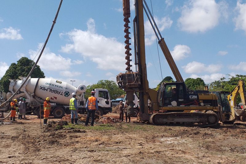 As obras de construção do Centro de Controle Operacional (CCO), que faz parte das obras de requalificação da BR-316, vêm cumprindo todas as regras de sustentabilidade exigidas pela certificação Liderança em Energia e Design Ambiental (LEED). O prédio do CCO, que terá cerca de 3 mil metros quadrados, concentrará a operacionalização do sistema BRT (Bus Rapid Transit) Metropolitano e BRT Belém. O prédio funcionará no complexo do Comando Geral da Polícia Militar, localizado na Avenida Augusto Montenegro. <div class='credito_fotos'>Foto: ASCOM / NGTM   |   <a href='/midias/2019/originais/5286_20190801_103517.jpg' download><i class='fa-solid fa-download'></i> Download</a></div>