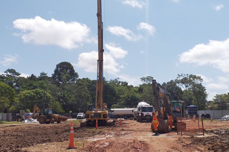 As obras de construção do Centro de Controle Operacional (CCO), que faz parte das obras de requalificação da BR-316, vêm cumprindo todas as regras de sustentabilidade exigidas pela certificação Liderança em Energia e Design Ambiental (LEED). O prédio do CCO, que terá cerca de 3 mil metros quadrados, concentrará a operacionalização do sistema BRT (Bus Rapid Transit) Metropolitano e BRT Belém. O prédio funcionará no complexo do Comando Geral da Polícia Militar, localizado na Avenida Augusto Montenegro. <div class='credito_fotos'>Foto: ASCOM / NGTM   |   <a href='/midias/2019/originais/5286_20190801_105904.jpg' download><i class='fa-solid fa-download'></i> Download</a></div>