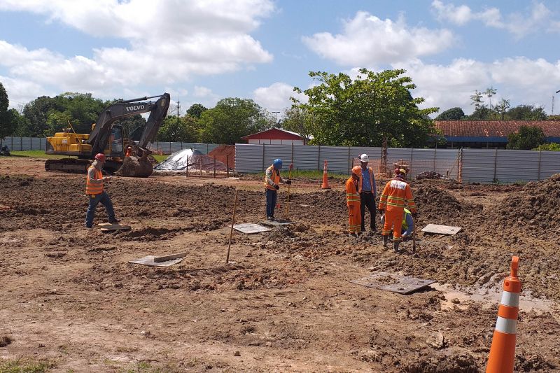 As obras de construção do Centro de Controle Operacional (CCO), que faz parte das obras de requalificação da BR-316, vêm cumprindo todas as regras de sustentabilidade exigidas pela certificação Liderança em Energia e Design Ambiental (LEED). O prédio do CCO, que terá cerca de 3 mil metros quadrados, concentrará a operacionalização do sistema BRT (Bus Rapid Transit) Metropolitano e BRT Belém. O prédio funcionará no complexo do Comando Geral da Polícia Militar, localizado na Avenida Augusto Montenegro. <div class='credito_fotos'>Foto: ASCOM / NGTM   |   <a href='/midias/2019/originais/5286_20190801_110142.jpg' download><i class='fa-solid fa-download'></i> Download</a></div>