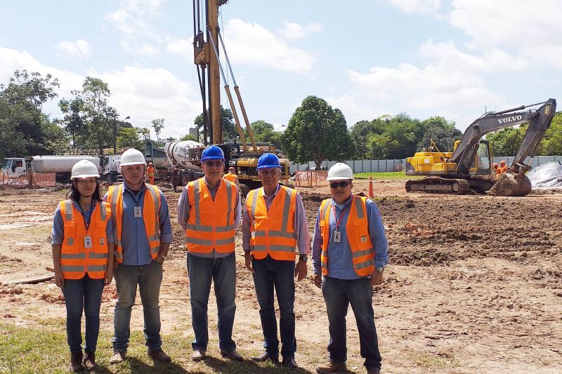 As obras de construção do Centro de Controle Operacional (CCO), que faz parte das obras de requalificação da BR-316, vêm cumprindo todas as regras de sustentabilidade exigidas pela certificação Liderança em Energia e Design Ambiental (LEED). O prédio do CCO, que terá cerca de 3 mil metros quadrados, concentrará a operacionalização do sistema BRT (Bus Rapid Transit) Metropolitano e BRT Belém. O prédio funcionará no complexo do Comando Geral da Polícia Militar, localizado na Avenida Augusto Montenegro. <div class='credito_fotos'>Foto: ASCOM / NGTM   |   <a href='/midias/2019/originais/5286_20190801_110724.jpg' download><i class='fa-solid fa-download'></i> Download</a></div>