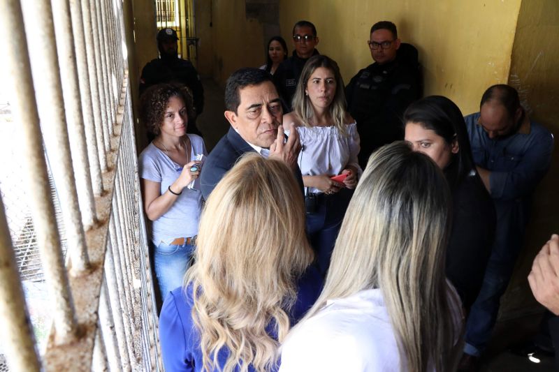 As transformações no Centro de Recuperação Regional de Altamira (CRRAlt) já começaram a serem percebidas. Durante uma visita ao local, uma comitiva formada por deputados estaduais que integram as comissões de Direitos Humanos e de Segurança Pública da Assembleia Legislativa (Alepa), além de integrantes do Conselho Penitenciário Estadual (Copen), identificaram a situação atual da casa penal e conheceram as novas medidas de segurança já adotadas pelo Estado. A visita ao local ocorreu na manhã desta segunda-feira (12). <div class='credito_fotos'>Foto: JADER PAES / AG. PARÁ   |   <a href='/midias/2019/originais/5288_20190812111248_img_3247.jpg' download><i class='fa-solid fa-download'></i> Download</a></div>