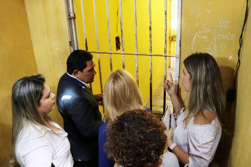 As transformações no Centro de Recuperação Regional de Altamira (CRRAlt) já começaram a serem percebidas. Durante uma visita ao local, uma comitiva formada por deputados estaduais que integram as comissões de Direitos Humanos e de Segurança Pública da Assembleia Legislativa (Alepa), além de integrantes do Conselho Penitenciário Estadual (Copen), identificaram a situação atual da casa penal e conheceram as novas medidas de segurança já adotadas pelo Estado. A visita ao local ocorreu na manhã desta segunda-feira (12). <div class='credito_fotos'>Foto: JADER PAES / AG. PARÁ   |   <a href='/midias/2019/originais/5288_20190812111645_img_3287.jpg' download><i class='fa-solid fa-download'></i> Download</a></div>