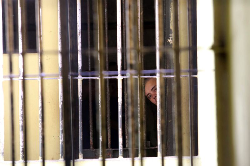 As transformações no Centro de Recuperação Regional de Altamira (CRRAlt) já começaram a serem percebidas. Durante uma visita ao local, uma comitiva formada por deputados estaduais que integram as comissões de Direitos Humanos e de Segurança Pública da Assembleia Legislativa (Alepa), além de integrantes do Conselho Penitenciário Estadual (Copen), identificaram a situação atual da casa penal e conheceram as novas medidas de segurança já adotadas pelo Estado. A visita ao local ocorreu na manhã desta segunda-feira (12). <div class='credito_fotos'>Foto: JADER PAES / AG. PARÁ   |   <a href='/midias/2019/originais/5288_20190812112120_img_3309.jpg' download><i class='fa-solid fa-download'></i> Download</a></div>