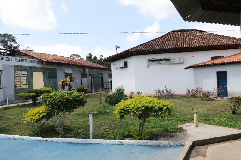 As transformações no Centro de Recuperação Regional de Altamira (CRRAlt) já começaram a serem percebidas. Durante uma visita ao local, uma comitiva formada por deputados estaduais que integram as comissões de Direitos Humanos e de Segurança Pública da Assembleia Legislativa (Alepa), além de integrantes do Conselho Penitenciário Estadual (Copen), identificaram a situação atual da casa penal e conheceram as novas medidas de segurança já adotadas pelo Estado. A visita ao local ocorreu na manhã desta segunda-feira (12). <div class='credito_fotos'>Foto: JADER PAES / AG. PARÁ   |   <a href='/midias/2019/originais/5288_20190812112507_img_3312.jpg' download><i class='fa-solid fa-download'></i> Download</a></div>