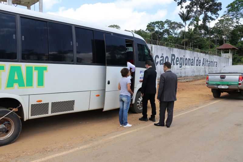 As transformações no Centro de Recuperação Regional de Altamira (CRRAlt) já começaram a serem percebidas. Durante uma visita ao local, uma comitiva formada por deputados estaduais que integram as comissões de Direitos Humanos e de Segurança Pública da Assembleia Legislativa (Alepa), além de integrantes do Conselho Penitenciário Estadual (Copen), identificaram a situação atual da casa penal e conheceram as novas medidas de segurança já adotadas pelo Estado. A visita ao local ocorreu na manhã desta segunda-feira (12). <div class='credito_fotos'>Foto: JADER PAES / AG. PARÁ   |   <a href='/midias/2019/originais/5288_20190812112752_img_3315.jpg' download><i class='fa-solid fa-download'></i> Download</a></div>