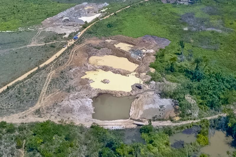 O Governo do Pará vem intensificando o combate ao desmatamento ilegal. Nos últimos cinco dias, equipes da Secretaria de Estado de Meio Ambiente e Sustentabilidade (Semas), em parceria com o Batalhão de Polícia Ambiental (BPA), da Polícia Militar, percorreram 620 quilômetros em cinco municípios. A força-tarefa seguiu de Moju a Tailândia, no sudeste, e de Altamira a Senador José Porfírio, terminando em Anapu, no oeste. <div class='credito_fotos'>Foto: Ebert Paulo / Secom   |   <a href='/midias/2019/originais/5289_img-20190811-wa0009.jpg' download><i class='fa-solid fa-download'></i> Download</a></div>