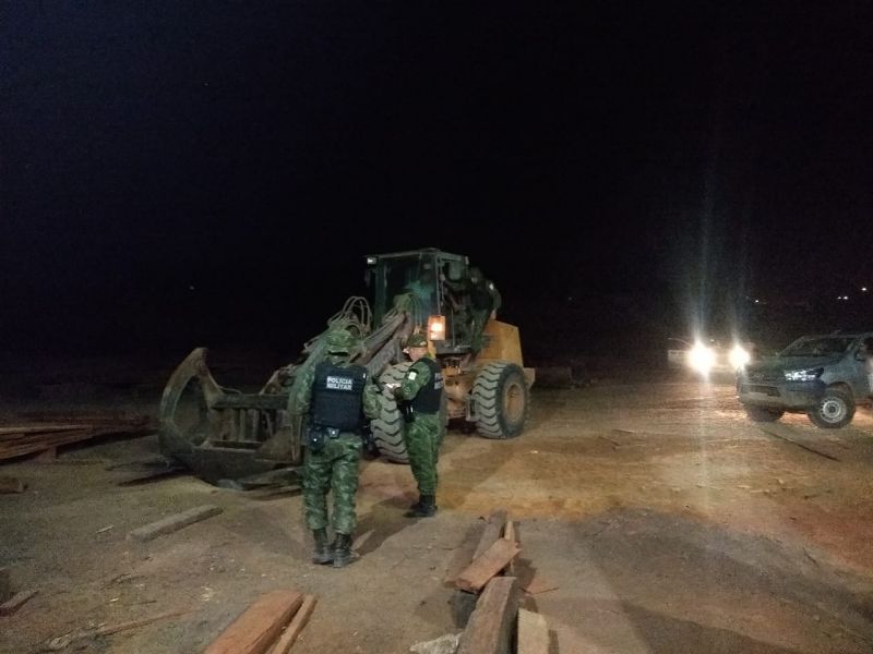 O Governo do Pará vem intensificando o combate ao desmatamento ilegal. Nos últimos cinco dias, equipes da Secretaria de Estado de Meio Ambiente e Sustentabilidade (Semas), em parceria com o Batalhão de Polícia Ambiental (BPA), da Polícia Militar, percorreram 620 quilômetros em cinco municípios. A força-tarefa seguiu de Moju a Tailândia, no sudeste, e de Altamira a Senador José Porfírio, terminando em Anapu, no oeste. <div class='credito_fotos'>Foto: Divulgação   |   <a href='/midias/2019/originais/5289_img-20190812-wa0034.jpg' download><i class='fa-solid fa-download'></i> Download</a></div>