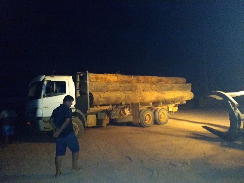 O Governo do Pará vem intensificando o combate ao desmatamento ilegal. Nos últimos cinco dias, equipes da Secretaria de Estado de Meio Ambiente e Sustentabilidade (Semas), em parceria com o Batalhão de Polícia Ambiental (BPA), da Polícia Militar, percorreram 620 quilômetros em cinco municípios. A força-tarefa seguiu de Moju a Tailândia, no sudeste, e de Altamira a Senador José Porfírio, terminando em Anapu, no oeste. <div class='credito_fotos'>Foto: Divulgação   |   <a href='/midias/2019/originais/5289_img-20190812-wa0044.jpg' download><i class='fa-solid fa-download'></i> Download</a></div>