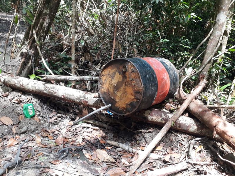 O Governo do Pará vem intensificando o combate ao desmatamento ilegal. Nos últimos cinco dias, equipes da Secretaria de Estado de Meio Ambiente e Sustentabilidade (Semas), em parceria com o Batalhão de Polícia Ambiental (BPA), da Polícia Militar, percorreram 620 quilômetros em cinco municípios. A força-tarefa seguiu de Moju a Tailândia, no sudeste, e de Altamira a Senador José Porfírio, terminando em Anapu, no oeste. <div class='credito_fotos'>Foto: Divulgação   |   <a href='/midias/2019/originais/5289_img-20190812-wa0221.jpg' download><i class='fa-solid fa-download'></i> Download</a></div>