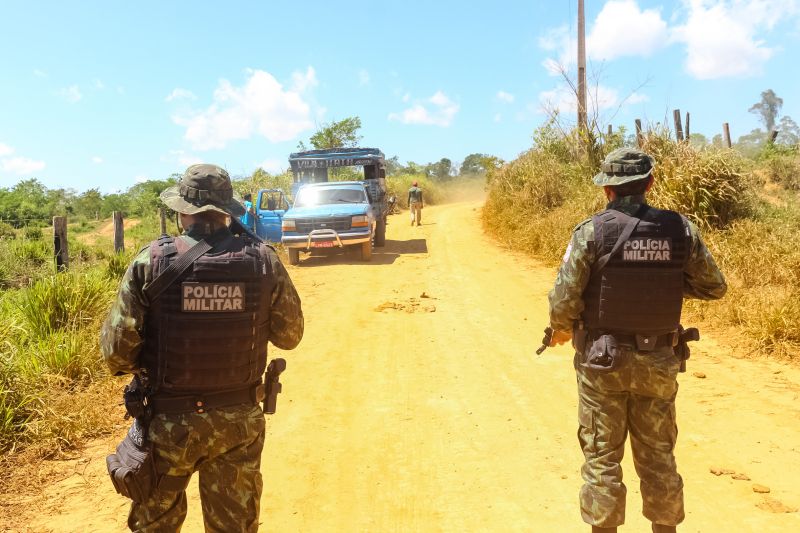 O Governo do Pará vem intensificando o combate ao desmatamento ilegal. Nos últimos cinco dias, equipes da Secretaria de Estado de Meio Ambiente e Sustentabilidade (Semas), em parceria com o Batalhão de Polícia Ambiental (BPA), da Polícia Militar, percorreram 620 quilômetros em cinco municípios. A força-tarefa seguiu de Moju a Tailândia, no sudeste, e de Altamira a Senador José Porfírio, terminando em Anapu, no oeste. <div class='credito_fotos'>Foto: Ronan Frias / Semas   |   <a href='/midias/2019/originais/5289_img_6025.jpg' download><i class='fa-solid fa-download'></i> Download</a></div>