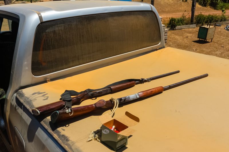 O Governo do Pará vem intensificando o combate ao desmatamento ilegal. Nos últimos cinco dias, equipes da Secretaria de Estado de Meio Ambiente e Sustentabilidade (Semas), em parceria com o Batalhão de Polícia Ambiental (BPA), da Polícia Militar, percorreram 620 quilômetros em cinco municípios. A força-tarefa seguiu de Moju a Tailândia, no sudeste, e de Altamira a Senador José Porfírio, terminando em Anapu, no oeste. <div class='credito_fotos'>Foto: Ronan Frias / Semas   |   <a href='/midias/2019/originais/5289_img_6027.jpg' download><i class='fa-solid fa-download'></i> Download</a></div>