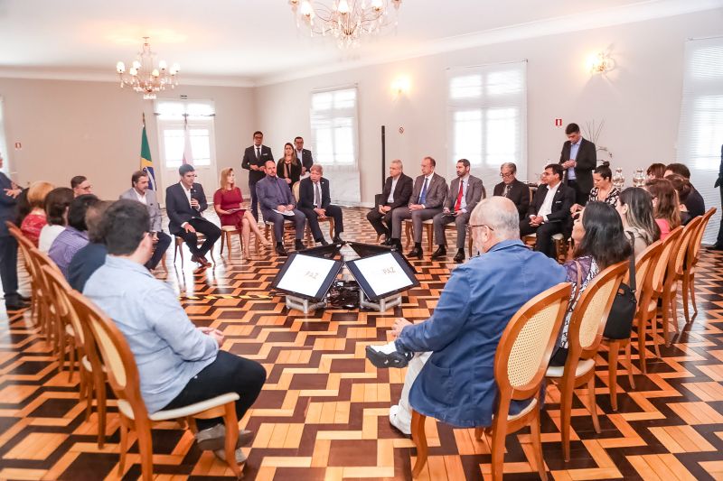 Uma equipe técnica chefiada pela arquiteta carioca Bel Lobo apresentou, na manhã desta terça-feira (13), no Palácio dos Despachos, a primeira versão do projeto arquitetônico Usinas da Paz, construções que serão colocadas em sete territórios da Grande Belém onde o Estado está implantando o Projeto Territórios pela Paz (TerPaz). Para a produção das obras, que terão investimentos da Vale, será assinado um Termo de Cooperação Técnica entre o governo do Pará e a mineradora. <div class='credito_fotos'>Foto: Alex Ribeiro / Ag. Pará   |   <a href='/midias/2019/originais/5293_20190813105048_img_3511.jpg' download><i class='fa-solid fa-download'></i> Download</a></div>