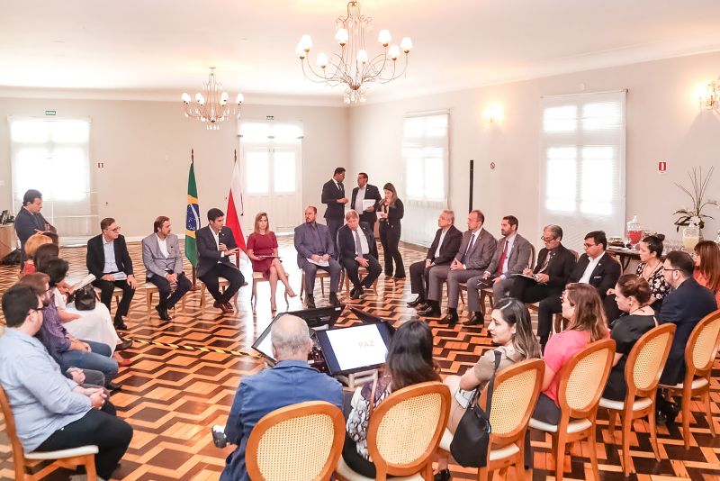 Uma equipe técnica chefiada pela arquiteta carioca Bel Lobo apresentou, na manhã desta terça-feira (13), no Palácio dos Despachos, a primeira versão do projeto arquitetônico Usinas da Paz, construções que serão colocadas em sete territórios da Grande Belém onde o Estado está implantando o Projeto Territórios pela Paz (TerPaz). Para a produção das obras, que terão investimentos da Vale, será assinado um Termo de Cooperação Técnica entre o governo do Pará e a mineradora. <div class='credito_fotos'>Foto: Alex Ribeiro / Ag. Pará   |   <a href='/midias/2019/originais/5293_20190813105132_img_3517.jpg' download><i class='fa-solid fa-download'></i> Download</a></div>