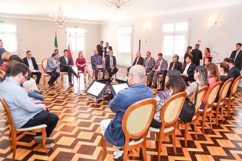 Uma equipe técnica chefiada pela arquiteta carioca Bel Lobo apresentou, na manhã desta terça-feira (13), no Palácio dos Despachos, a primeira versão do projeto arquitetônico Usinas da Paz, construções que serão colocadas em sete territórios da Grande Belém onde o Estado está implantando o Projeto Territórios pela Paz (TerPaz). Para a produção das obras, que terão investimentos da Vale, será assinado um Termo de Cooperação Técnica entre o governo do Pará e a mineradora. <div class='credito_fotos'>Foto: Alex Ribeiro / Ag. Pará   |   <a href='/midias/2019/originais/5293_20190813105313_img_3524.jpg' download><i class='fa-solid fa-download'></i> Download</a></div>