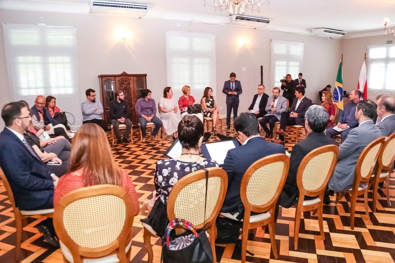 Uma equipe técnica chefiada pela arquiteta carioca Bel Lobo apresentou, na manhã desta terça-feira (13), no Palácio dos Despachos, a primeira versão do projeto arquitetônico Usinas da Paz, construções que serão colocadas em sete territórios da Grande Belém onde o Estado está implantando o Projeto Territórios pela Paz (TerPaz). Para a produção das obras, que terão investimentos da Vale, será assinado um Termo de Cooperação Técnica entre o governo do Pará e a mineradora. <div class='credito_fotos'>Foto: Alex Ribeiro / Ag. Pará   |   <a href='/midias/2019/originais/5293_20190813105406_img_3535.jpg' download><i class='fa-solid fa-download'></i> Download</a></div>