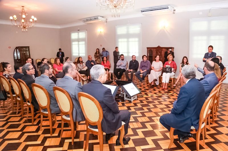 Uma equipe técnica chefiada pela arquiteta carioca Bel Lobo apresentou, na manhã desta terça-feira (13), no Palácio dos Despachos, a primeira versão do projeto arquitetônico Usinas da Paz, construções que serão colocadas em sete territórios da Grande Belém onde o Estado está implantando o Projeto Territórios pela Paz (TerPaz). Para a produção das obras, que terão investimentos da Vale, será assinado um Termo de Cooperação Técnica entre o governo do Pará e a mineradora. <div class='credito_fotos'>Foto: Alex Ribeiro / Ag. Pará   |   <a href='/midias/2019/originais/5293_20190813105437_img_3539.jpg' download><i class='fa-solid fa-download'></i> Download</a></div>