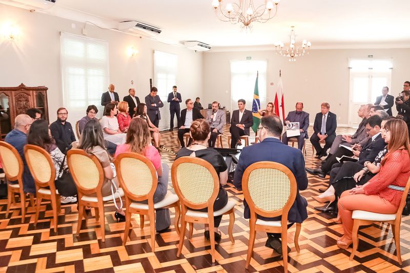Uma equipe técnica chefiada pela arquiteta carioca Bel Lobo apresentou, na manhã desta terça-feira (13), no Palácio dos Despachos, a primeira versão do projeto arquitetônico Usinas da Paz, construções que serão colocadas em sete territórios da Grande Belém onde o Estado está implantando o Projeto Territórios pela Paz (TerPaz). Para a produção das obras, que terão investimentos da Vale, será assinado um Termo de Cooperação Técnica entre o governo do Pará e a mineradora. <div class='credito_fotos'>Foto: Alex Ribeiro / Ag. Pará   |   <a href='/midias/2019/originais/5293_20190813105602_img_3548.jpg' download><i class='fa-solid fa-download'></i> Download</a></div>