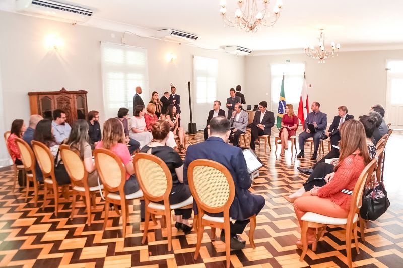 Uma equipe técnica chefiada pela arquiteta carioca Bel Lobo apresentou, na manhã desta terça-feira (13), no Palácio dos Despachos, a primeira versão do projeto arquitetônico Usinas da Paz, construções que serão colocadas em sete territórios da Grande Belém onde o Estado está implantando o Projeto Territórios pela Paz (TerPaz). Para a produção das obras, que terão investimentos da Vale, será assinado um Termo de Cooperação Técnica entre o governo do Pará e a mineradora. <div class='credito_fotos'>Foto: Alex Ribeiro / Ag. Pará   |   <a href='/midias/2019/originais/5293_20190813105745_img_3551.jpg' download><i class='fa-solid fa-download'></i> Download</a></div>