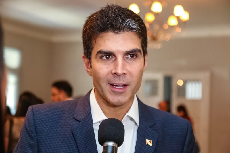 Uma equipe técnica chefiada pela arquiteta carioca Bel Lobo apresentou, na manhã desta terça-feira (13), no Palácio dos Despachos, a primeira versão do projeto arquitetônico Usinas da Paz, construções que serão colocadas em sete territórios da Grande Belém onde o Estado está implantando o Projeto Territórios pela Paz (TerPaz). Para a produção das obras, que terão investimentos da Vale, será assinado um Termo de Cooperação Técnica entre o governo do Pará e a mineradora. <div class='credito_fotos'>Foto: Alex Ribeiro / Ag. Pará   |   <a href='/midias/2019/originais/5293_20190813130347_img_3740.jpg' download><i class='fa-solid fa-download'></i> Download</a></div>